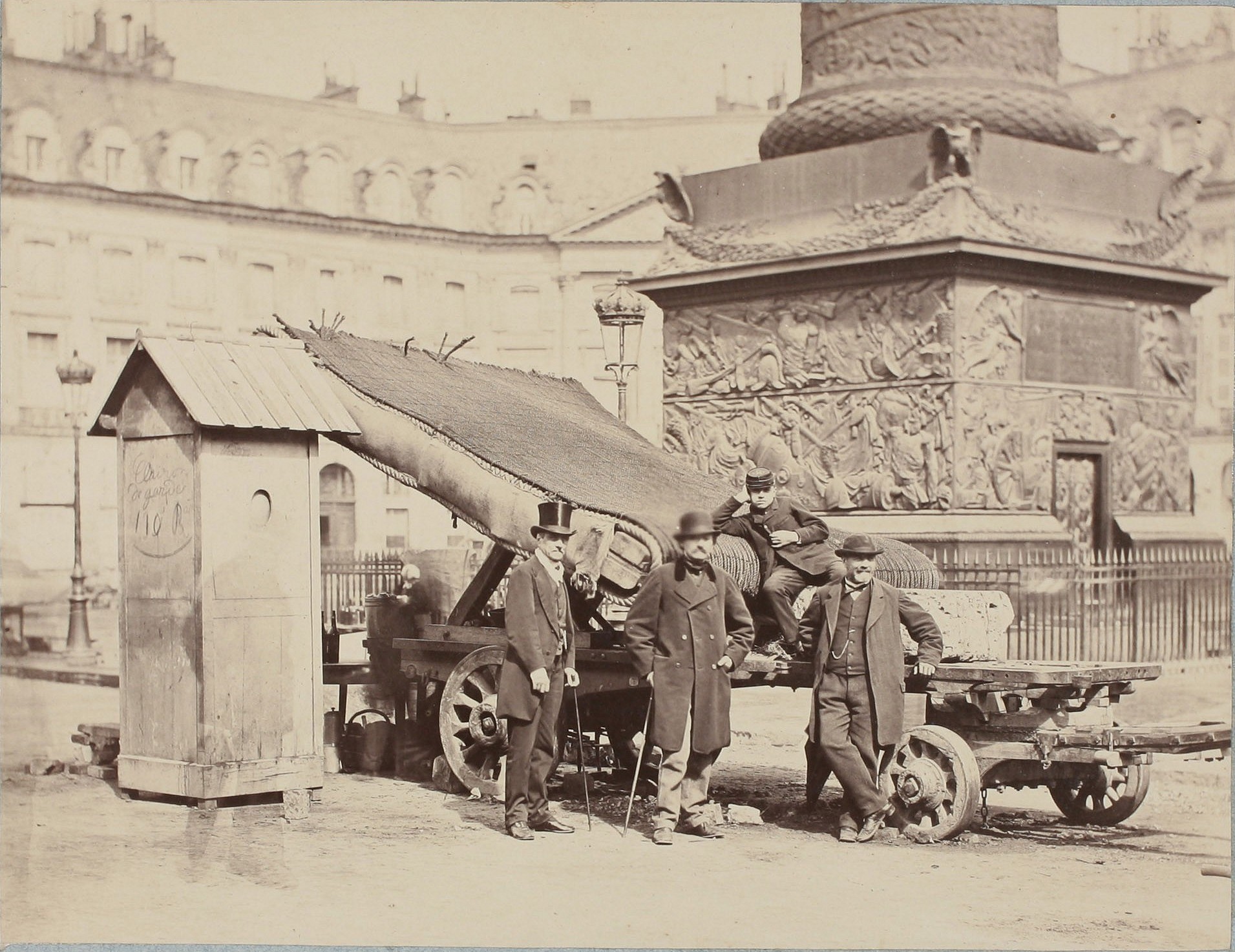 Charles Delescluze, Paschal Grousset et Eugène Pottier sur la place Vendôme, mai 1871 - Photo Braquehais Bruno (source : © Musée Carnavalet – Histoire de Paris)